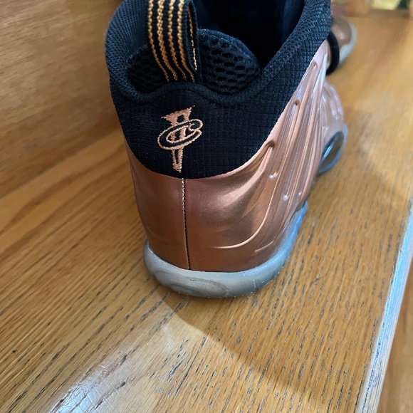 Nike Foamposite bronze sneakers - Picture 2 of 2